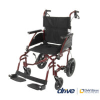 Ce fauteuil de transfert stan ultra Drive Devilbiss léger et peu encombrant lorsqu'il est plié.