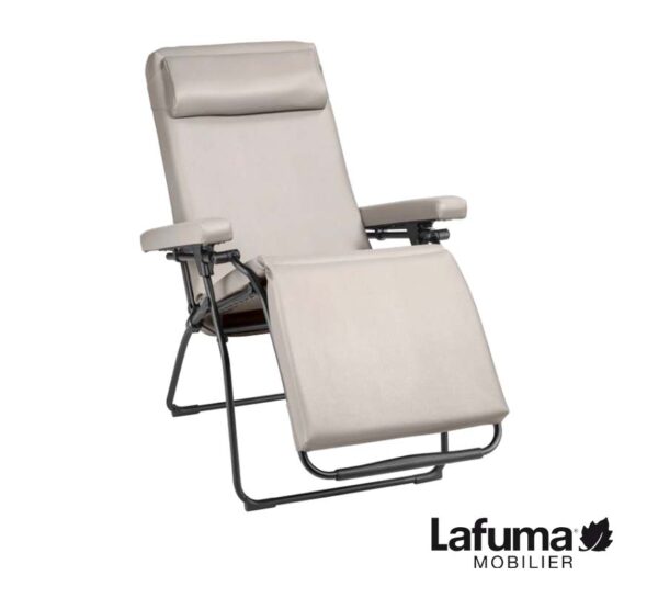 Le fauteuil relax oxygène de la marque Lafuma permet de se relaxer de façon pratique, le fauteuil se replis facilement pour se ranger sans encombre.