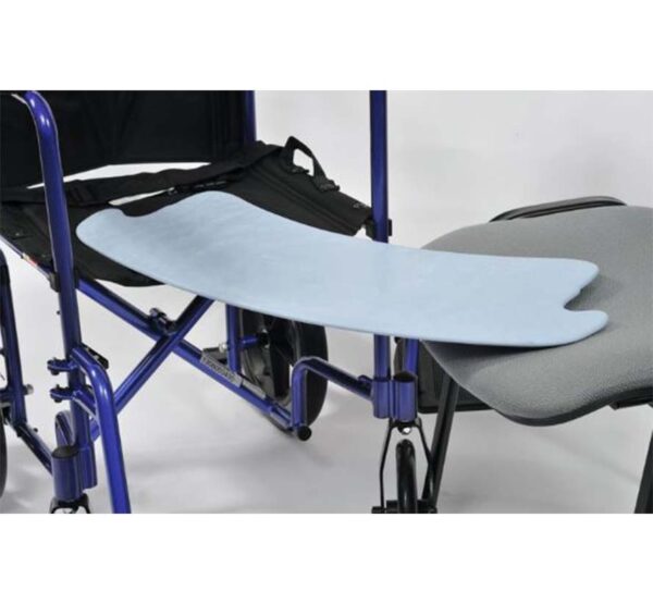 Mise en situation de la planche de transfert ergonomique, utilisée entre un siège et un fauteuil roulant.